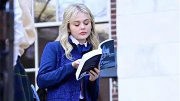 Le livre The Complete poems by Anne Sexton lu par Audrey Hope (Emily Alyn Lind) dans la série Gossip Girl (Saison 1)