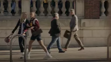 Le sac à main marron arrondi en croco JW Pei porté par Audrey Hope (Emily Alyn Lind) dans la série télé Gossip Girl (Saison 1 Épisode 2)