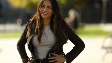 La veste en dain portée par Bailey Nune (Jenna Dewan) dans la série The Rookie, le flic de Los Angeles (S04E10)