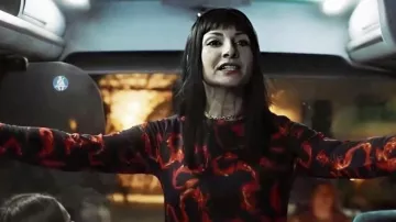 The transparent top black and red Yin and Yang worn by Zulema (Najwa Nimri) in the series Behind the bars