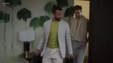 Le papier peint Maison Levy Reflejos dans l'appartement de Sylvie Grateau (Philippine Leroy-Beaulieu) dans la série Emily in Paris (Saison 2 Episode 10)