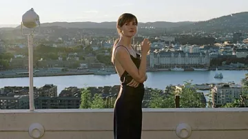 Robe en Soie noire portée par Julie (Renate Reinsve) comme on le voit dans La Pire Personne du Monde des tenues de cinéma