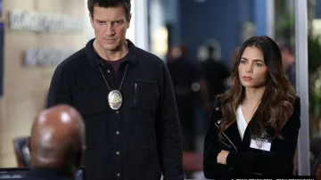 Le blouson et le t-shirt blanc portés par Bailey Nune (Jenna Dewan) dans la série The Rookie, le flic de Los Angeles (Saison 4 Episode 11)