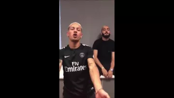 Le maillot noir Nike du PSG porté par Larry dans la vidéo #FreestyleAvantGaz - LarryVé