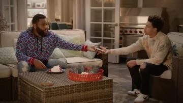 Crème multi couleur splash pull pull porté par Andre Johnson, Jr. (Marcus Scribner) en black-ish séries télévisées garde-robe (Saison 7 Épisode 1)