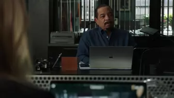 Camisa de Oxford en azul usada por Odafin Tutuola (Ice-T) como se ve en los atuendos de la serie de televisión Law & Order: Special Victims Unit (Temporada 23 Episodio 11)