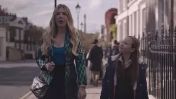 Saint Laurent Metallic Matelasse Chevron Monogram Medium College Silver Leather Shoulder Bag usado por Katherine (Katherine Ryan) como se ve en The Duchess (S01E01)