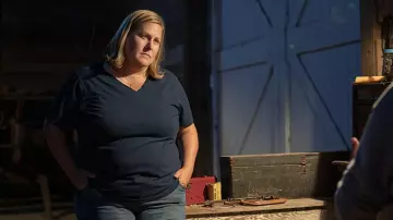 V Neck Blue Tee usado por Sam (Bridget Everett) como se ve en el programa de televisión Somebody Somewhere (Temporada 1 Episodio 3)