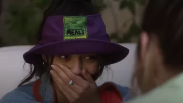 Repas Violet Topless Seau Chapeau porté par Vada Cavell (Jenna Ortega) comme on le voit dans Les Retombées