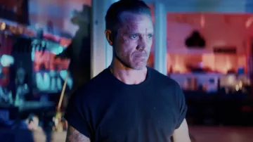 T-shirt noir porté par Jimmy Jayne (Devon Sawa) comme on le voit dans l'Essence Alley Tenues