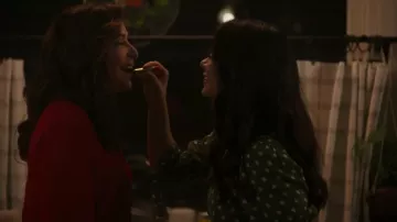 Lápiz labial rojo utilizado por Lily Diaz (Emeraude Toubia) en la serie de televisión With Love (Temporada 1 Episodio 1)
