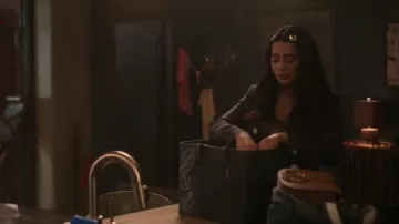 Bolso cruzado de cuero marrón utilizado por Lily Diaz (Emeraude Toubia) en el vestuario de la serie de televisión With Love (Temporada 1 Episodio 2)