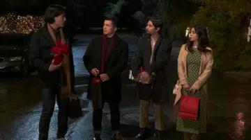 Bolso beige utilizado por Lily Diaz (Emeraude Toubia) en With Love (S01E01)