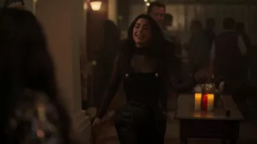 Pantalones de cuero con cinturón usados por Lily Diaz (Emeraude Toubia) en With Love (S01E02)
