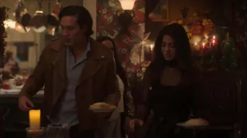 Crop top de punto negro usado por Lily Diaz (Emeraude Toubia) en el vestuario del programa de televisión With Love (S01E02)