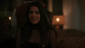 Cuello de tortuga de malla pura usado por Lily Diaz (Emeraude Toubia) en With Love Wardrobe (S01E02)