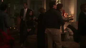 Bombas adornadas negras usadas por Lily Diaz (Emeraude Toubia) en el vestuario de la serie de televisión With Love (S01E02)