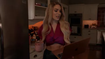 Zara Satin Crop Top usado por Valeria 'Butter Pecan' Mendez (Nadine Velazquez) como se ve en el vestuario del programa de televisión de Queens (Temporada 1 Episodio 11)