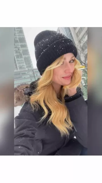 El abrigo y la gorra que lleva Katherine McNamara en su cuenta de Instagram @kat.mcnamara