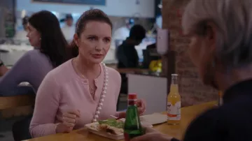 Tibi Poids Plume Cachemire Rétréci Cardigan en rose porté par Charlotte York (Kristin Davis) comme on le voit dans Et Juste Comme Ça… (S01E08)