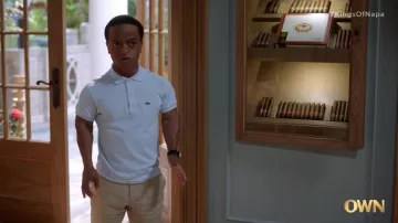 Polo blanco lacoste usado por Dana King (Rance Nix) como se ve en El armario de los reyes de Napa (S01E02)