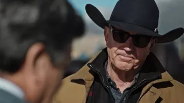Les lunettes de soleil Barton Perreira Stax portées par John Dutton (Kevin Costner) dans la série Yellowstone (Season 4 Episode 3)