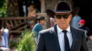 La paire de lunettes de soleil John Varvatos V791 portée par John Dutton (Kevin Costner) dans la série Yellowstone (Saison 3 Episode 5)