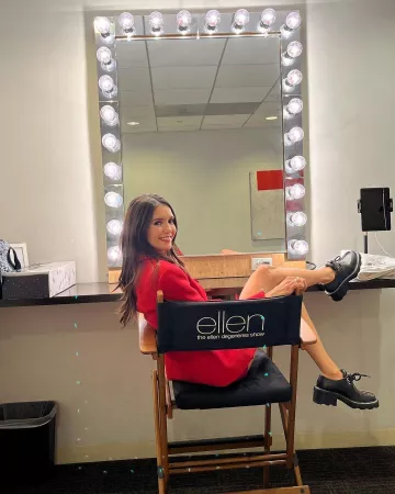 La tenue avec ensemble blazer et jupe rouge Dior portée par Nina Dobrev sur son compte Instagram @nina