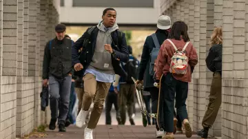 Thom Browne Gris à capuche porté par Tariq St. Patrick (Michael Rainey Jr.) comme on le voit dans Power Book II: Ghost TV show (Saison 1 Épisode 1)