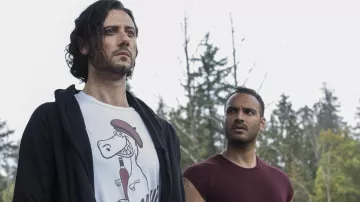 T-shirt Winosaur porté par Eliot Waugh (Hale Appleman) dans Les Magiciens séries TV tenues (Saison 4 Épisode 4)