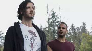 T-shirt Winosaur porté par Eliot Waugh (Hale Appleman) dans Les Magiciens séries TV tenues (Saison 4 Épisode 4)