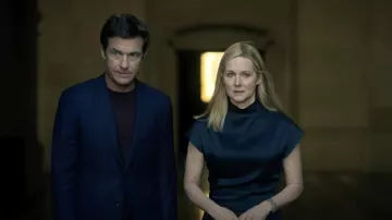 Gauchere Rozinne Satin-Crepe Midi Dress usado por Wendy Byrde (Laura Linney) como se ve en los atuendos de la serie de televisión Ozark (Temporada 4 Episodio 1)