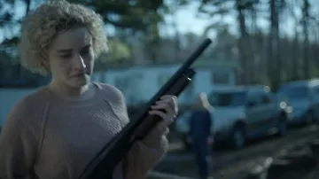 Free People Found My Friend sweat-shirt à manches ballon porté par Ruth Langmore (Julia Garner) comme on le voit dans les vêtements de la série TV Ozark (Saison 4 Épisode 2)