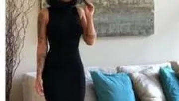 Dos nu Halter Robe portée par Josephine Chesterfield (Anne Hathaway) dans The Hustle film garde-robe