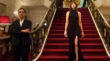 Dos nu Halter Robe portée par Josephine Chesterfield (Anne Hathaway) dans The Hustle film garde-robe