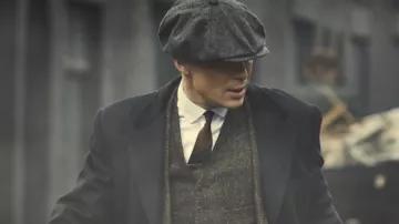The velvet collar coat worn by Thomas Shelby (Cillian Murphy) in the series Peaky Blinders (S03E03)