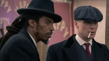 The striped cap of Thomas Shelby (Cillian Murphy) in the series Peaky Blinders (Season 2 Episode 6)