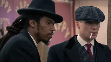 La casquette rayée de Thomas Shelby (Cillian Murphy) dans la série Peaky Blinders (Saison 2 Episode 6)