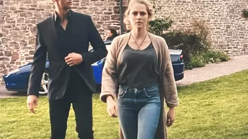 The jeans worn by Diana Bishop (Teresa Palmer) in the series The lost book of spells / A Discovery of Witches (Season 3 Episode 1)