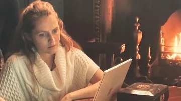 The sweater twisted white sleeveless turtleneck worn by Diana Bishop (Teresa Palmer) in the series The lost book of spells / A Discovery of Witches (Season 3 Episode 3)