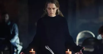 The oversized navy blue sweater worn by Diana Bishop (Teresa Palmer) in the series The lost book of spells / A Discovery of Witches (Season 3 Episode 2)