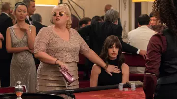 Top en dentelle Robe portée par Penny Rust (Rebel Wilson) dans The Hustle film