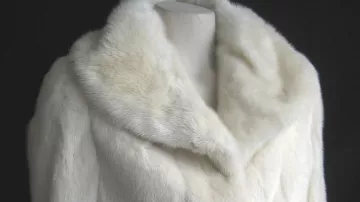 Manteau de Fourrure de Vison blanc porté par Eva Perón (Madonna) dans les tenues de film Evita