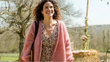 Le gilet rose de Félicia (Barbara Cabrita) dans la série Sam (Saison 6 Épisode 1)