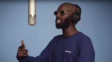 The purple sweatshirt Don Dada of Alpha Wann in her video clip Pistol Rose 2 | A COLORS SHOW