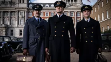 Abrigo militar ww2 usado por Ewen Montagu (Colin Firth) como se ve en el vestuario de la película Operation Mincemeat
