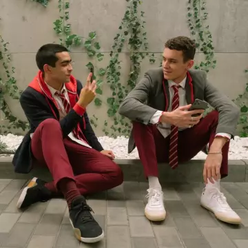 Les chaussures Lacoste blanches portées par Arón Piper (aka Ander Muñoz) sur le tournage de la série Élite 