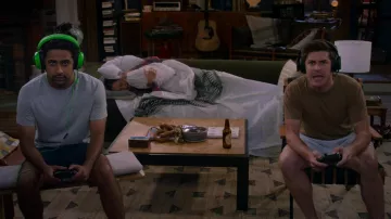 Razer Kraken Gaming Headset utilisé par Sid (Suraj Sharma) comme on le voit dans la série télévisée How I Met Your Father (S01E03)