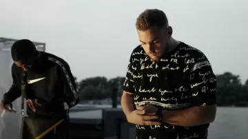 Le t-shirt noir "John Lennon" Zara porté par Rémy dans son clip Y'a Quoi