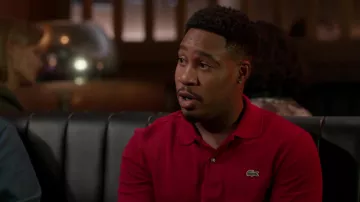 Nike Red Polo Shirt usado por Anthony Holmes (Aaron Jennings) como se ve en el vestuario del programa de televisión Grand Crew (Temporada 1 Episodio 6)